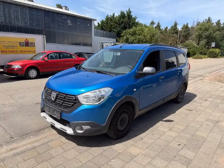 Dacia Lodgy Stepway Celebration in Blau Sky Metallic, Außenansicht