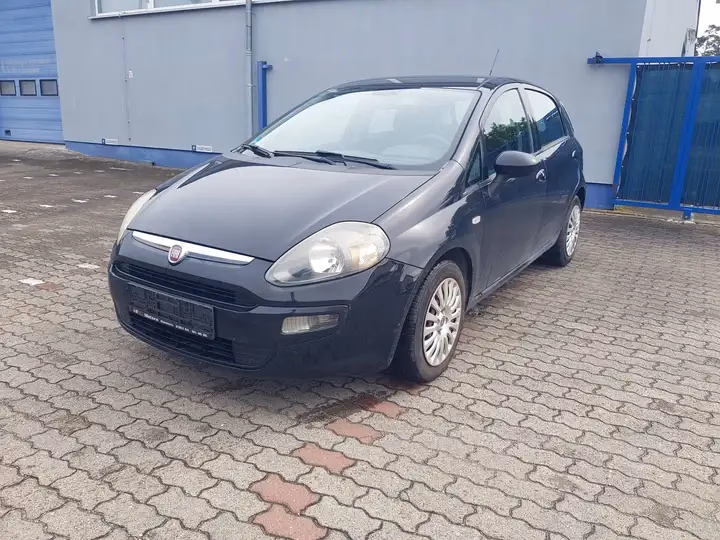 Fiat Punto MyLife in Schwarz, Frontansicht schräg von links