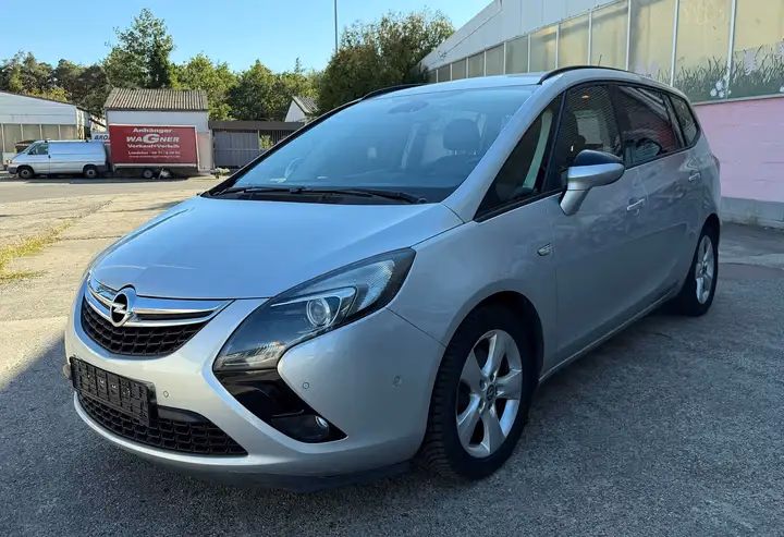 Opel Zafira Tourer Edition in Argon Silber Metallic, Frontansicht schräg von links