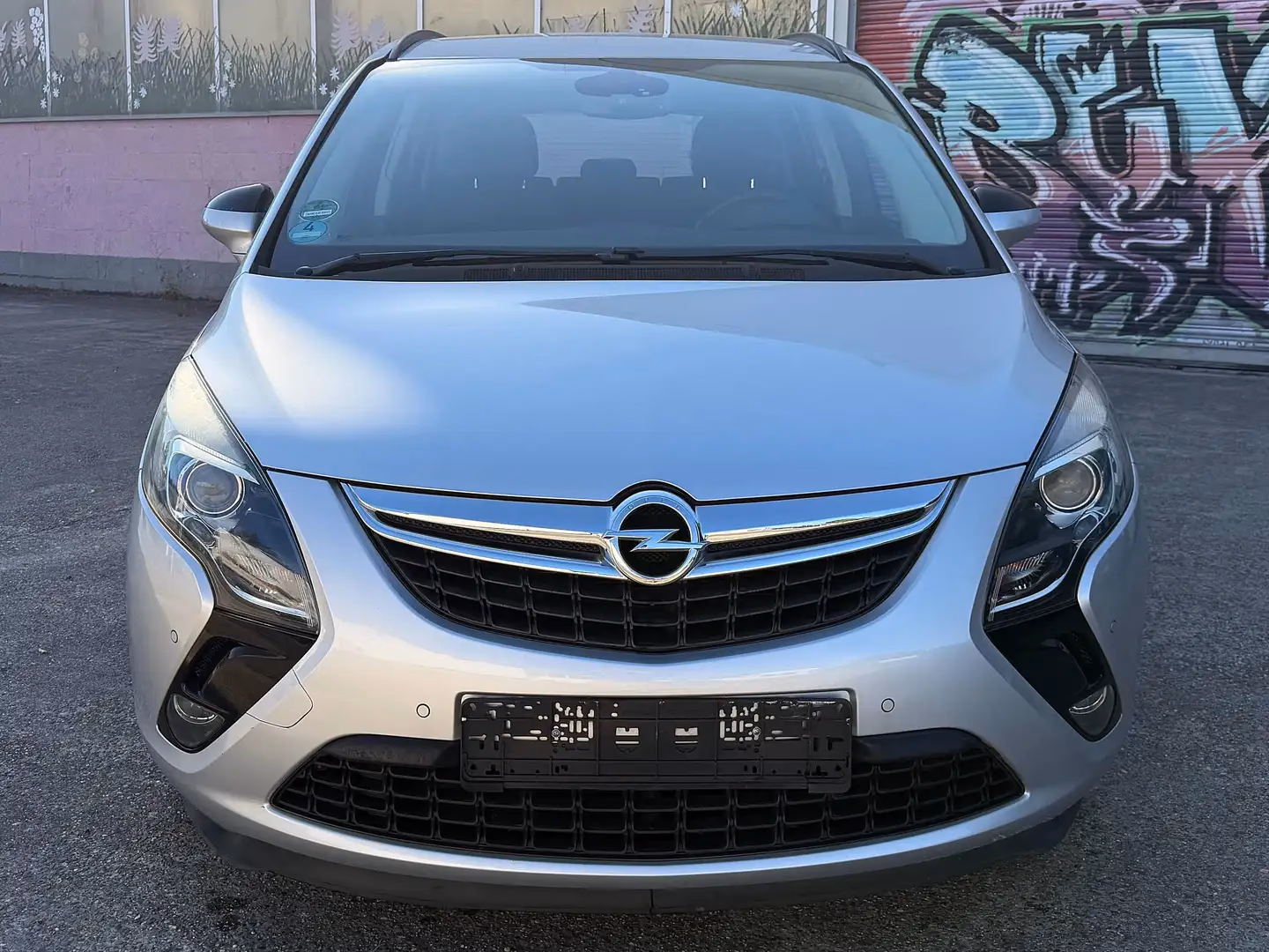 Opel Zafira Tourer Edition in Argon Silber Metallic, Frontansicht
