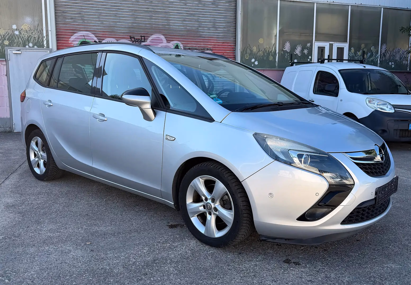 Opel Zafira Tourer Edition in Argon Silber Metallic, Frontansicht schräg von rechts