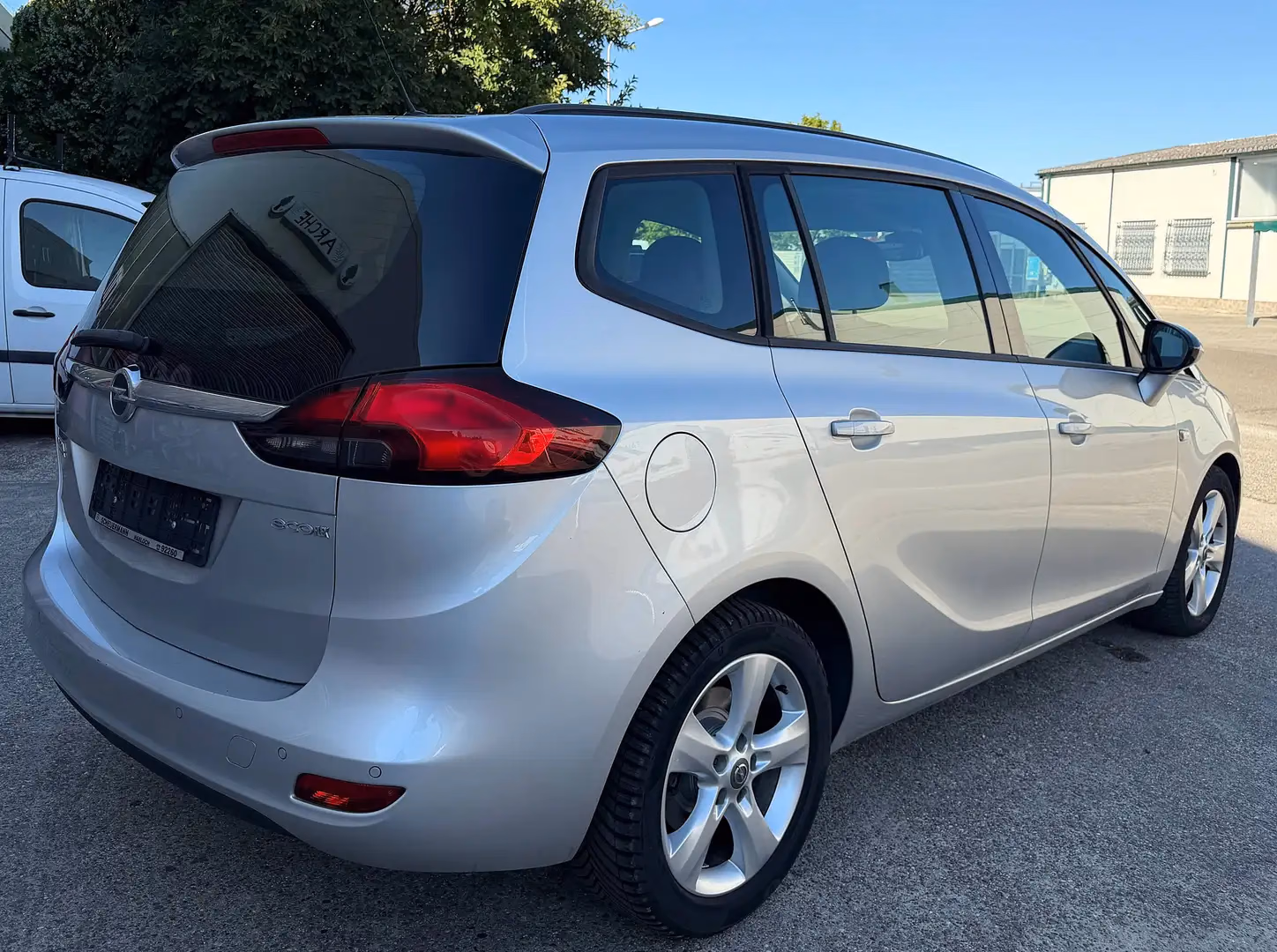 Opel Zafira Tourer Edition in Argon Silber Metallic, Heckansicht schräg von rechts