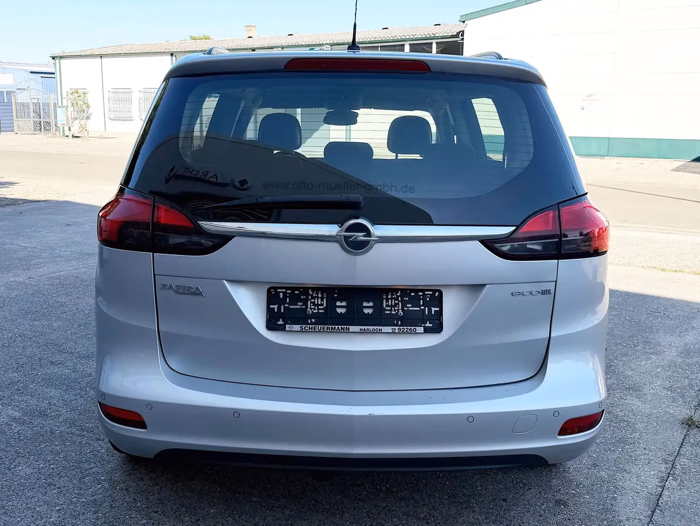 Opel Zafira Tourer Edition in Argon Silber Metallic, Heckansicht
