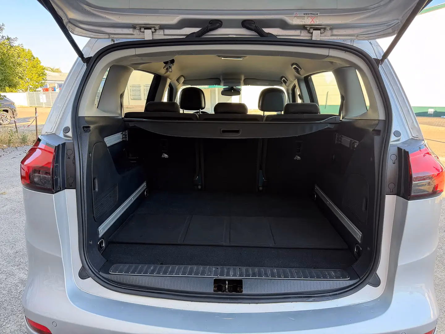 Opel Zafira Tourer Edition in Argon Silber Metallic, geöffneter Kofferraum mit Laderaumabdeckung