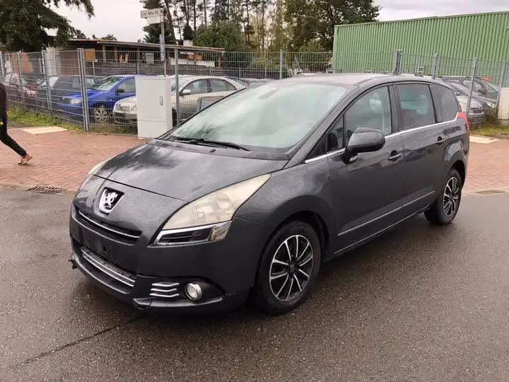 Peugeot 5008 HDI FAP 150 Active in Grau Metallic, Frontansicht schräg von links
