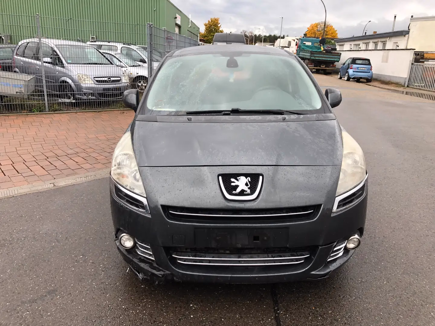 Peugeot 5008 HDI FAP 150 Active in Grau Metallic, Heckansicht schräg von rechts