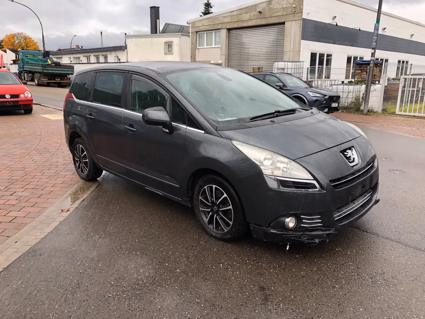 Peugeot 5008 HDI FAP 150 Active in Grau Metallic, Heckansicht