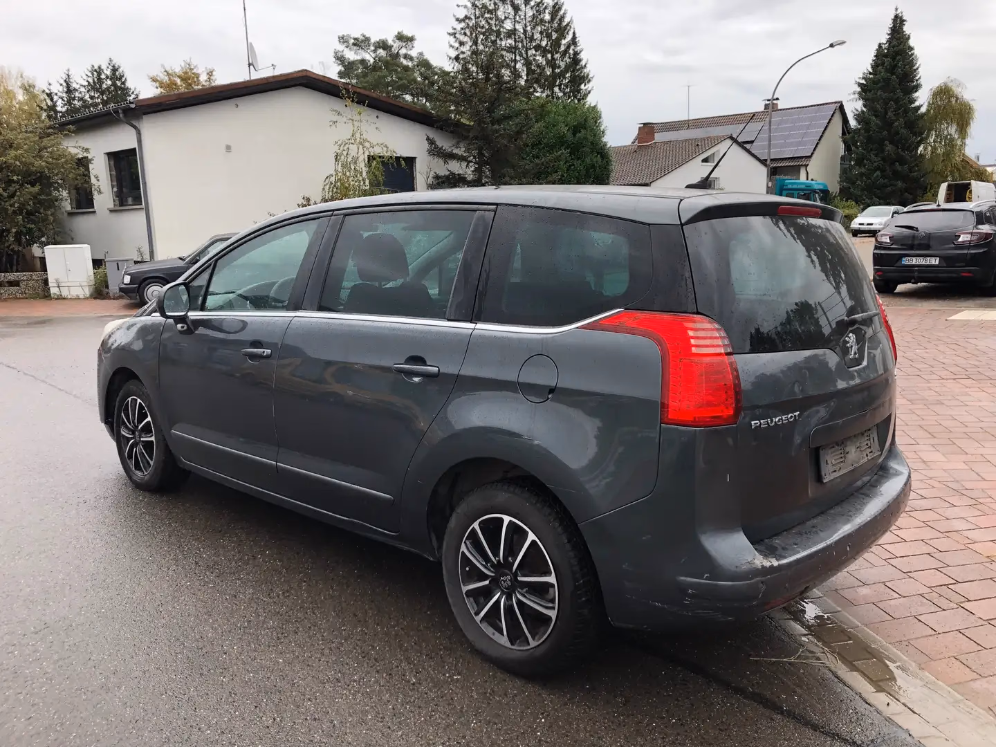 Peugeot 5008 HDI FAP 150 Active in Grau Metallic, Seitenansicht schräg von hinten rechts