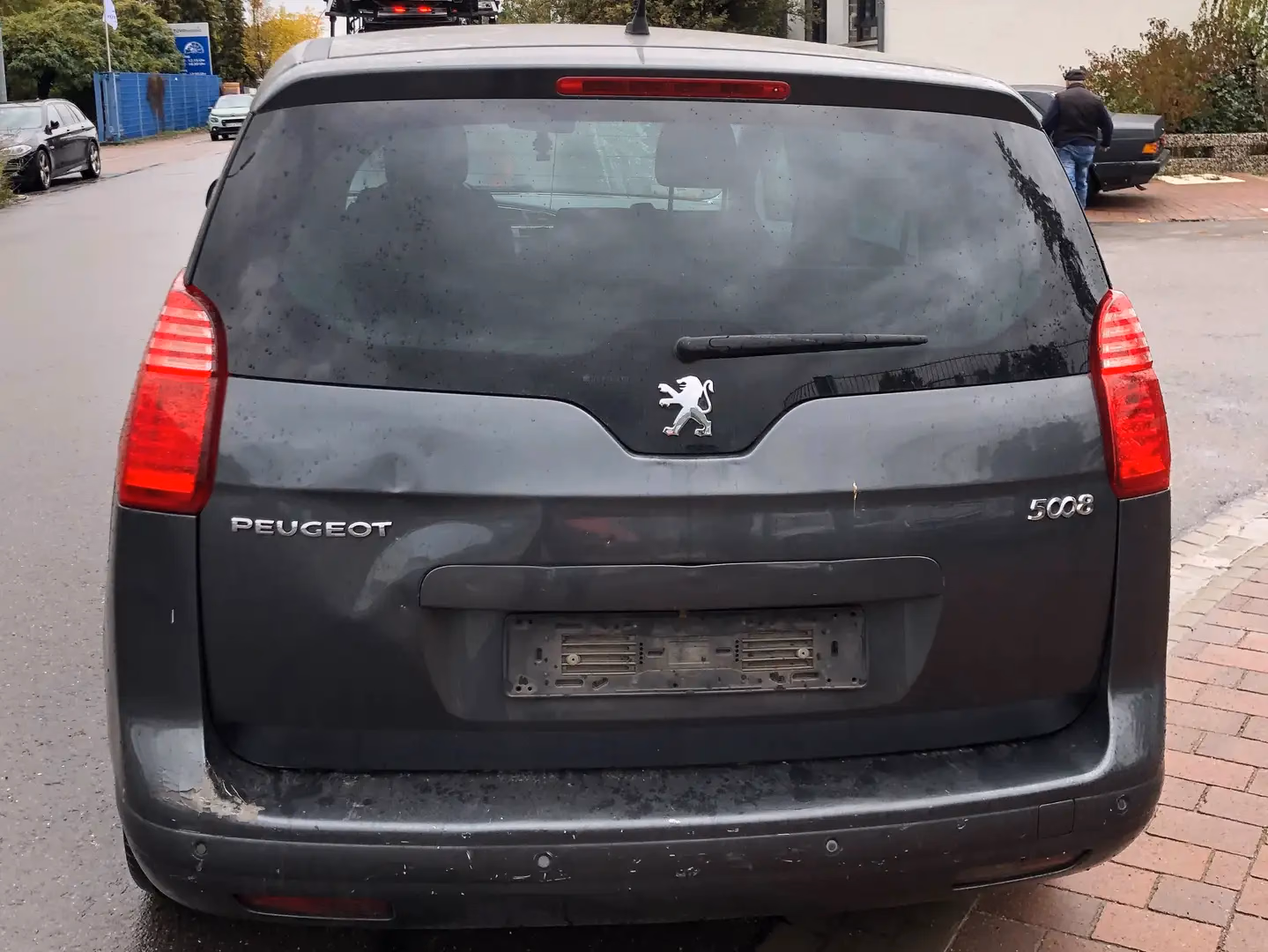 Peugeot 5008 HDI FAP 150 Active in Grau Metallic, Frontansicht schräg von rechts
