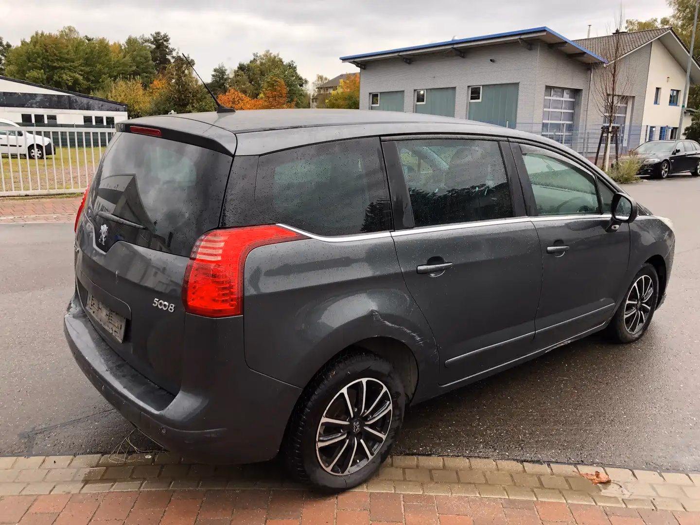 Peugeot 5008 HDI FAP 150 Active in Grau Metallic, Frontansicht
