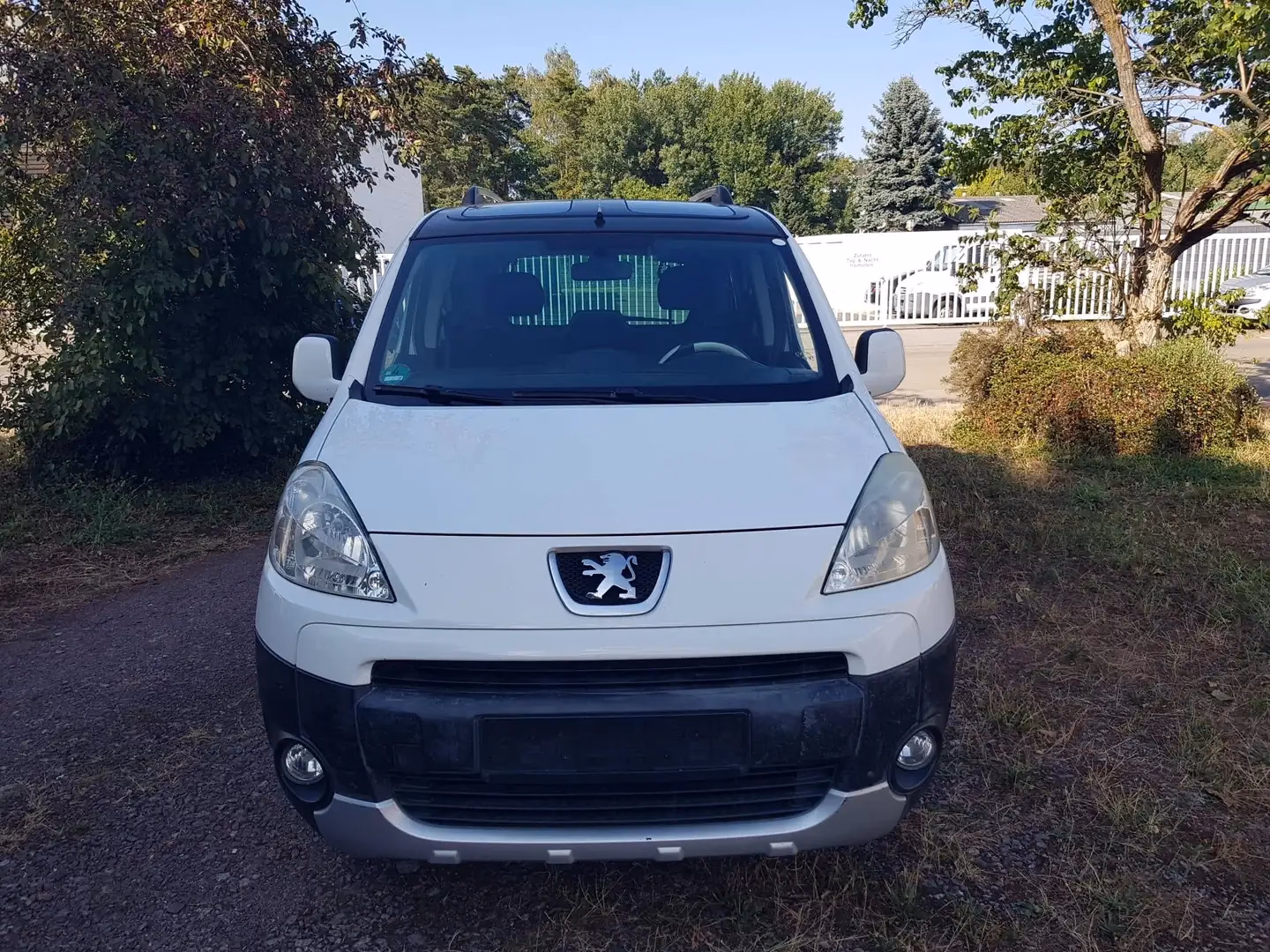 Peugeot Partner Family in Weiß Banquise, Frontansicht
