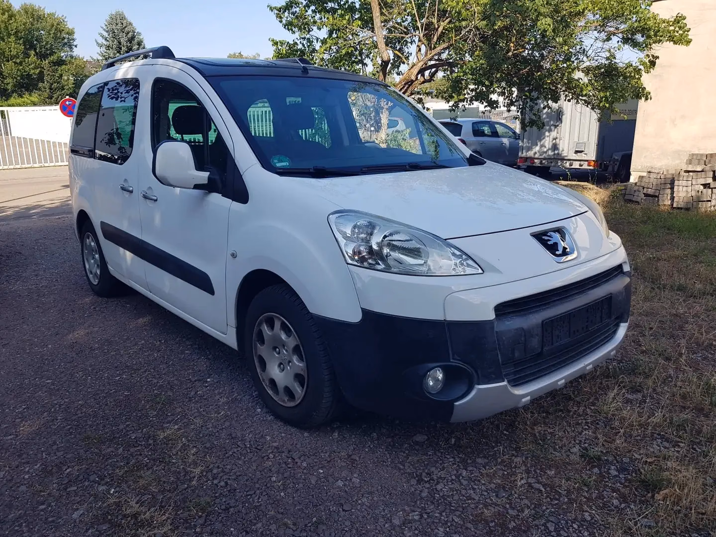 Peugeot Partner Family in Weiß Banquise, Frontansicht schräg von rechts