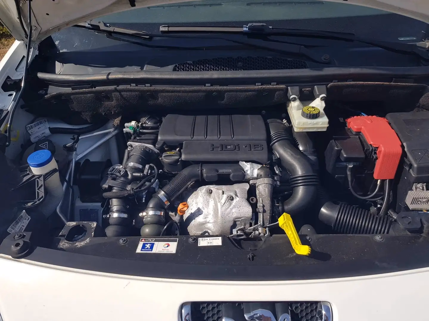 Peugeot Partner Family in Weiß Banquise, Ansicht des Motorraums mit HDi-16-Motor