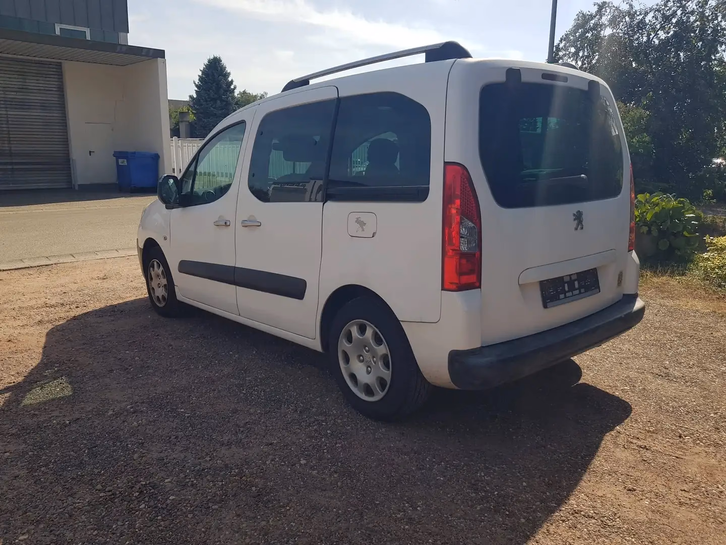 Peugeot Partner Family in Weiß Banquise, Heckansicht schräg von links