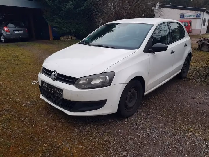 Volkswagen Polo Trendline in Candy-Weiß, Frontansicht schräg von links