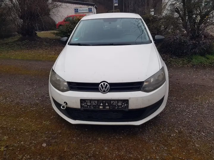Volkswagen Polo Trendline in Candy-Weiß, Frontansicht mit montierter Abschleppöse