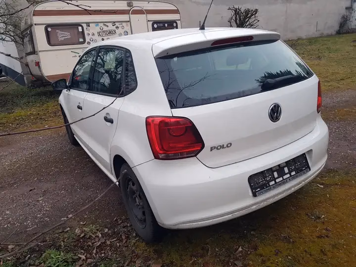 Volkswagen Polo Trendline in Candy-Weiß, Heckansicht schräg von links