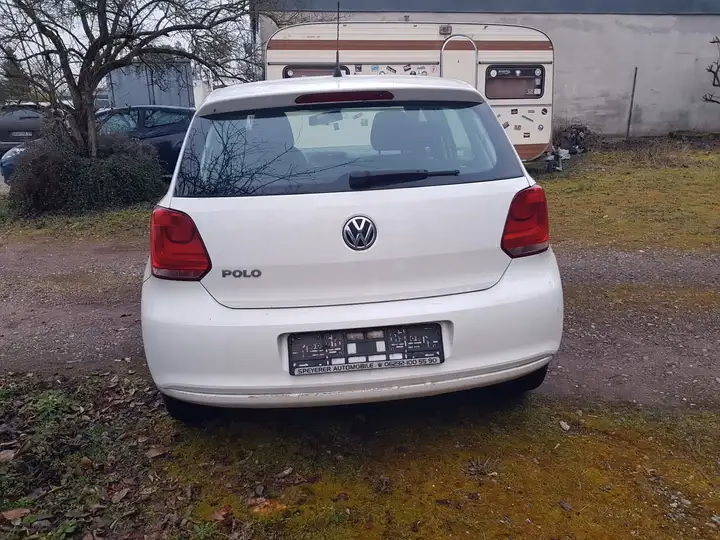 Volkswagen Polo Trendline in Candy-Weiß, Heckansicht