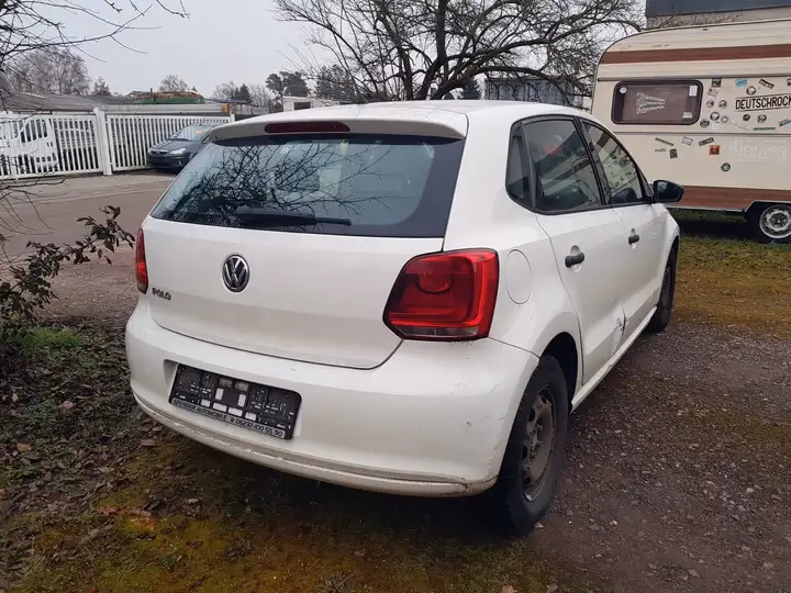 Volkswagen Polo Trendline in Candy-Weiß, Heckansicht schräg von rechts
