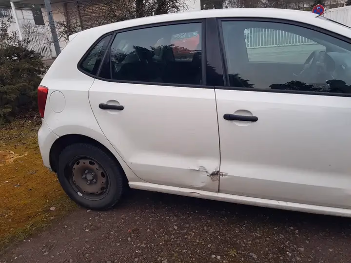 Volkswagen Polo Trendline in Candy-Weiß, Detailansicht Blechschaden an den rechten Türen