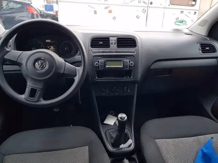 Volkswagen Polo Trendline in Candy-Weiß, Innenraum mit Cockpit und Lenkrad